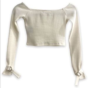 Off-shoulder style
Long sleeves
Cropped length
Slim fit
Close-fitting cut